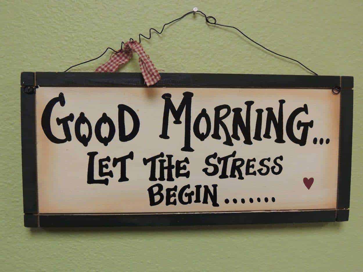 Bord met de tekst: good morning let the stress begin