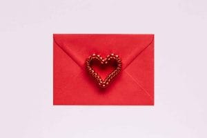 foto van rode enveloppe met hartje