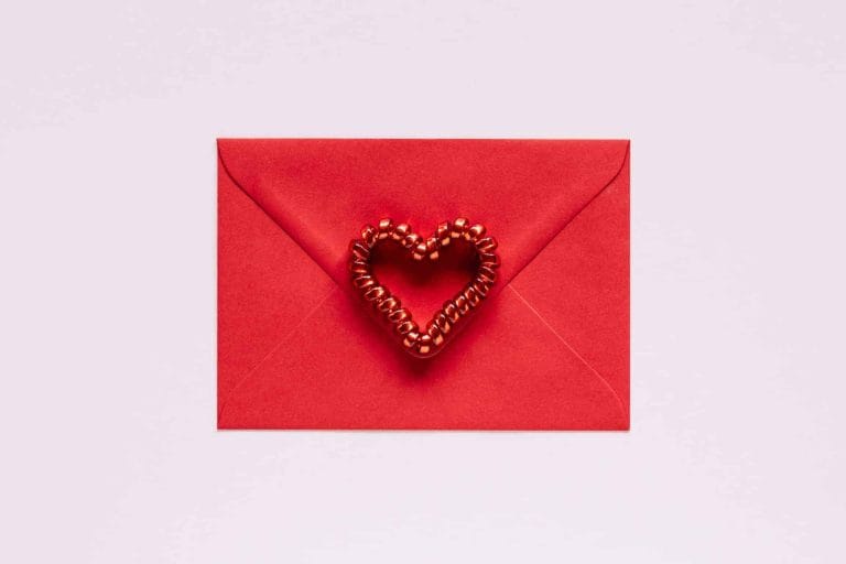 foto van rode enveloppe met hartje