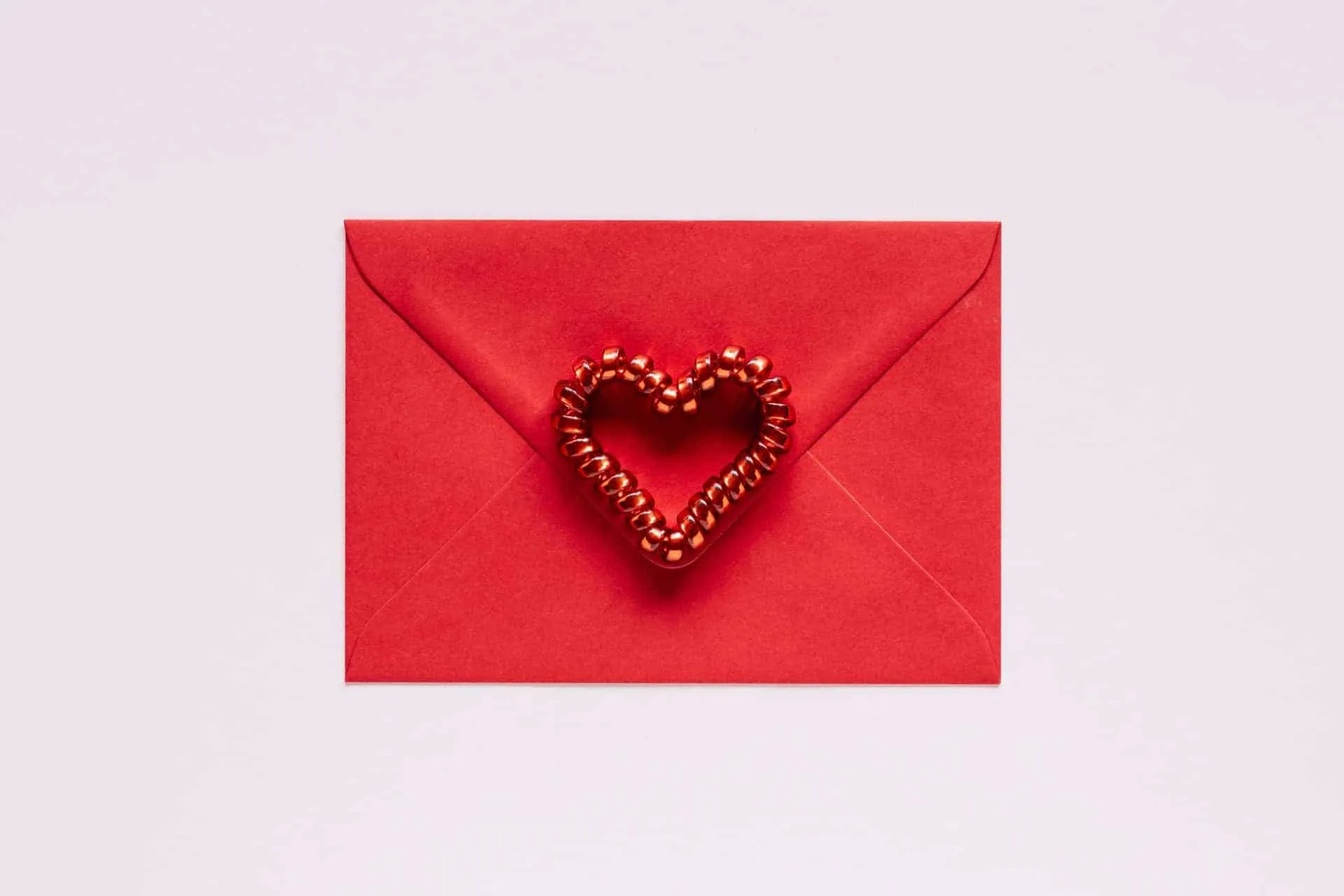 foto van rode enveloppe met hartje