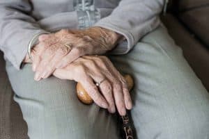handen oude vrouw met stok