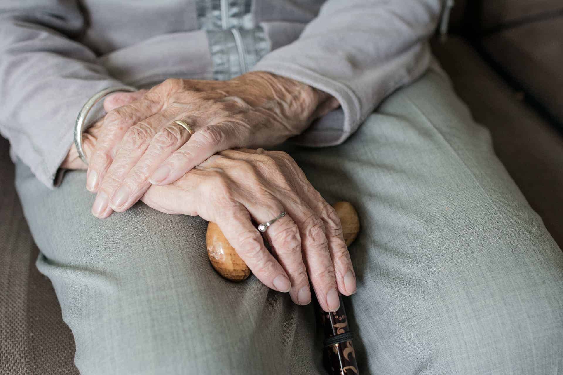 handen oude vrouw met stok