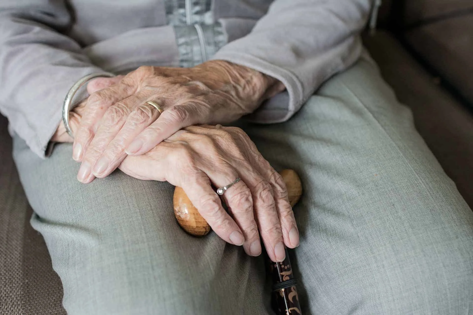 handen oude vrouw met stok
