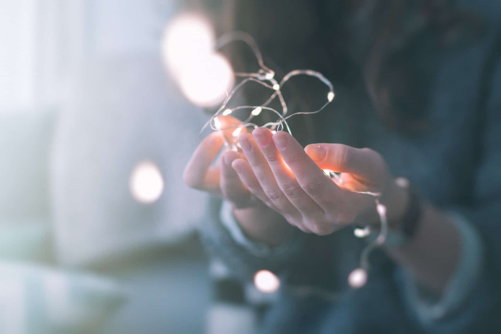 handen met lichtjes kerstfoto