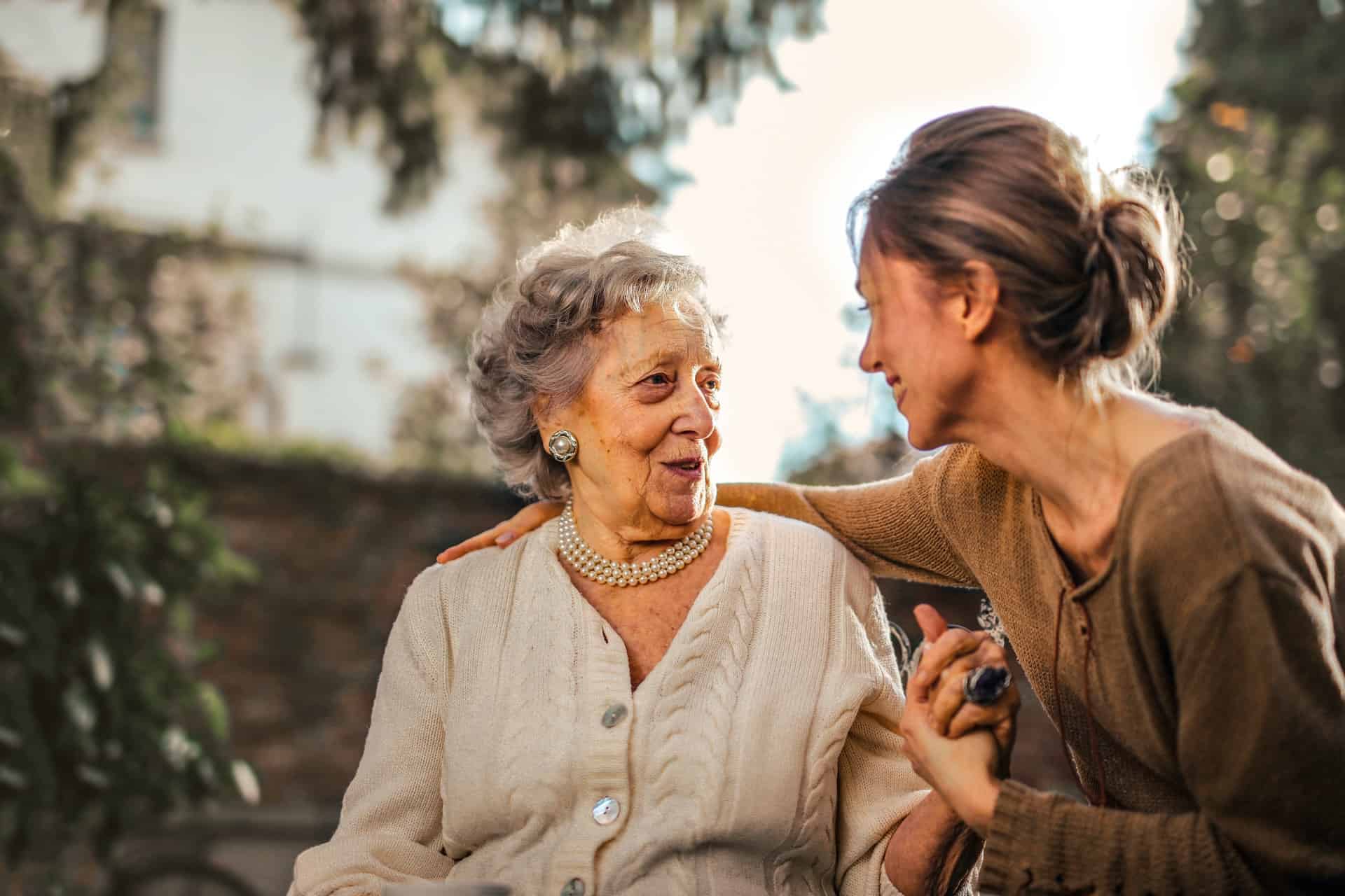 tips voor mantelzorgers afbeelding oudere vrouw en dochter